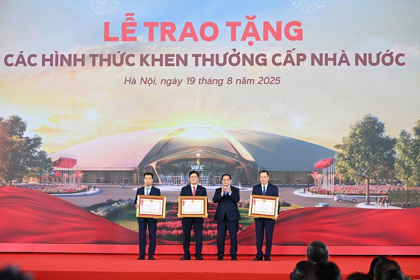 EVN vừa nhận món quà vô giá từ Thủ tướng vì hoàn thành dự án 'kỳ tích' trị giá gần 1 tỷ USD