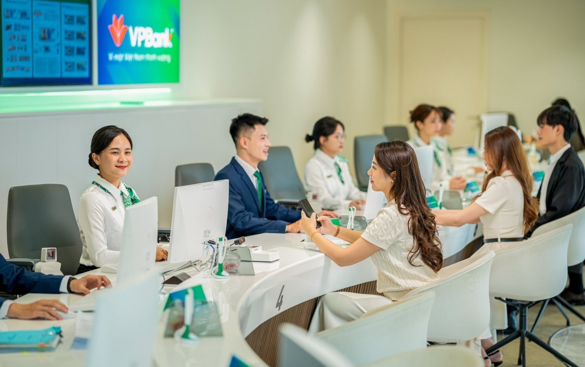 7 lệnh 'cá mập' kéo trần VPB, hai cá nhân muốn gom 40 triệu cổ phiếu