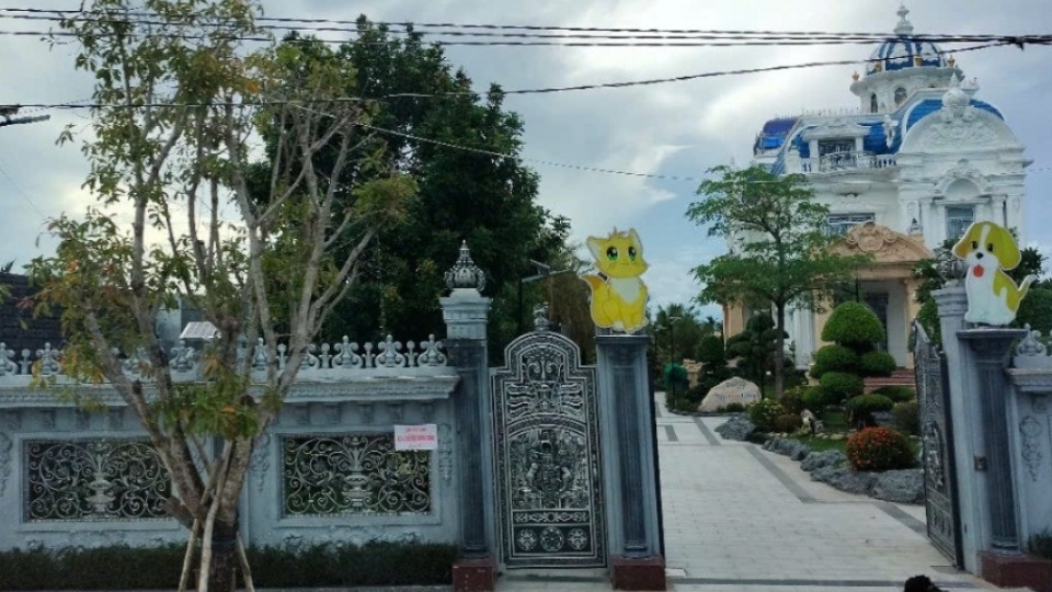 Phong tỏa tài khoản ngân hàng của chủ 'tòa nhà đẹp nhất Cà Mau'
