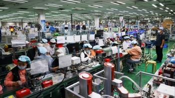 Apple lo sốt vó, Foxconn tung 'tiền tấn' săn nhân công cho iPhone 17