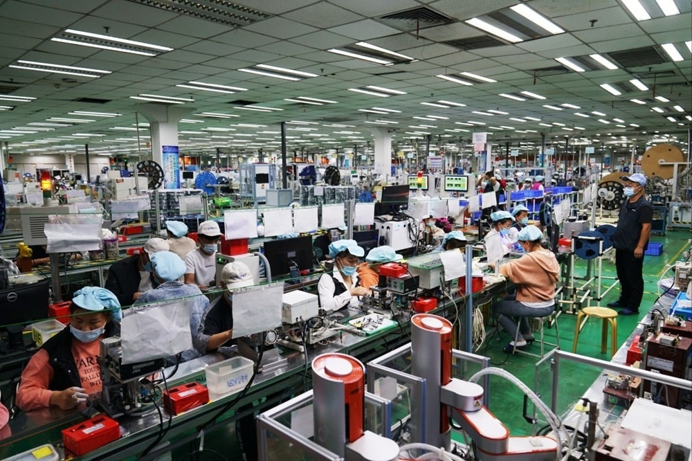 Apple lo sốt vó, Foxconn tung 'tiền tấn' săn nhân công cho iPhone 17