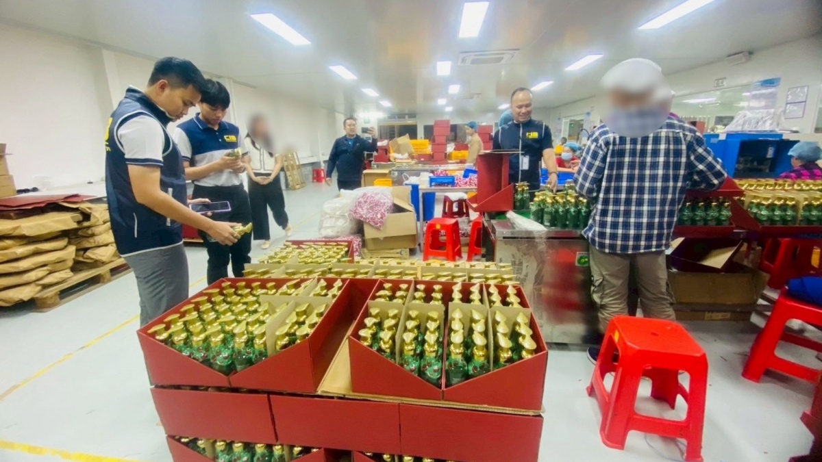 Lực lượng cảnh sát bảo vệ người tiêu tóm gọn đường dây sản xuất mỹ phẩm giả quy mô hơn 13 tỷ đồng, tịch thu 200.000 sản phẩm