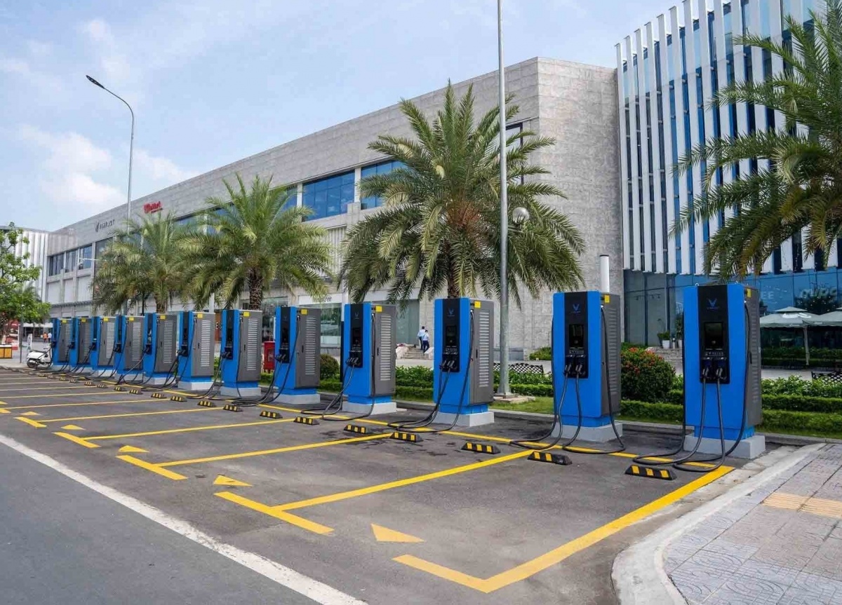Từ 26/8: VinFast sẽ thay đổi chính sách phí đỗ quá giờ, ngăn chặn tình trạng tài xế sạc đầy vẫn chiếm chỗ tại trạm V-Green
