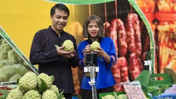 Chủ tịch xã cùng hot Tiktoker livestream, 1 giờ 'chốt đơn' hơn 5 tấn na Chi Lăng