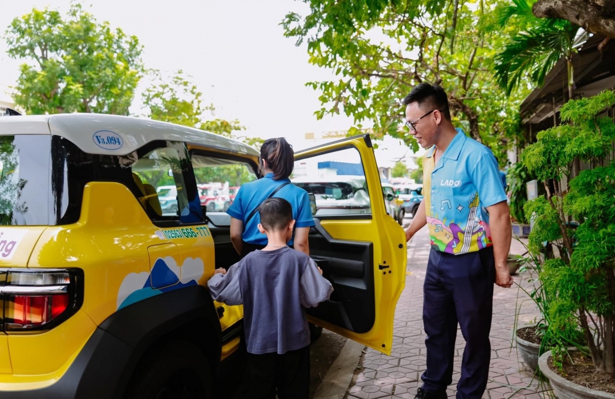 Lado Taxi và Xanh SM đưa VinFast VF 3 chạy dịch vụ ở Đà Lạt, du khách tuyên bố thẳng trải nghiệm
