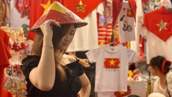 Một loại phụ kiện bùng nổ doanh số thu về gần 2 tỷ đồng, trở thành ‘must-have item’ dịp Quốc khánh 2/9