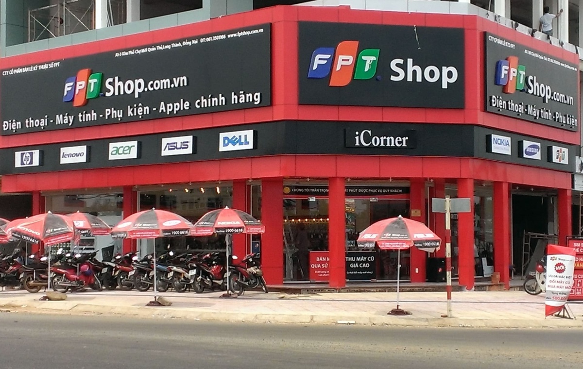 V-Green của tỷ phú Phạm Nhật Vượng biến hệ thống cửa hàng FPT Shop thành trạm sạc và đổi pin xe VinFast