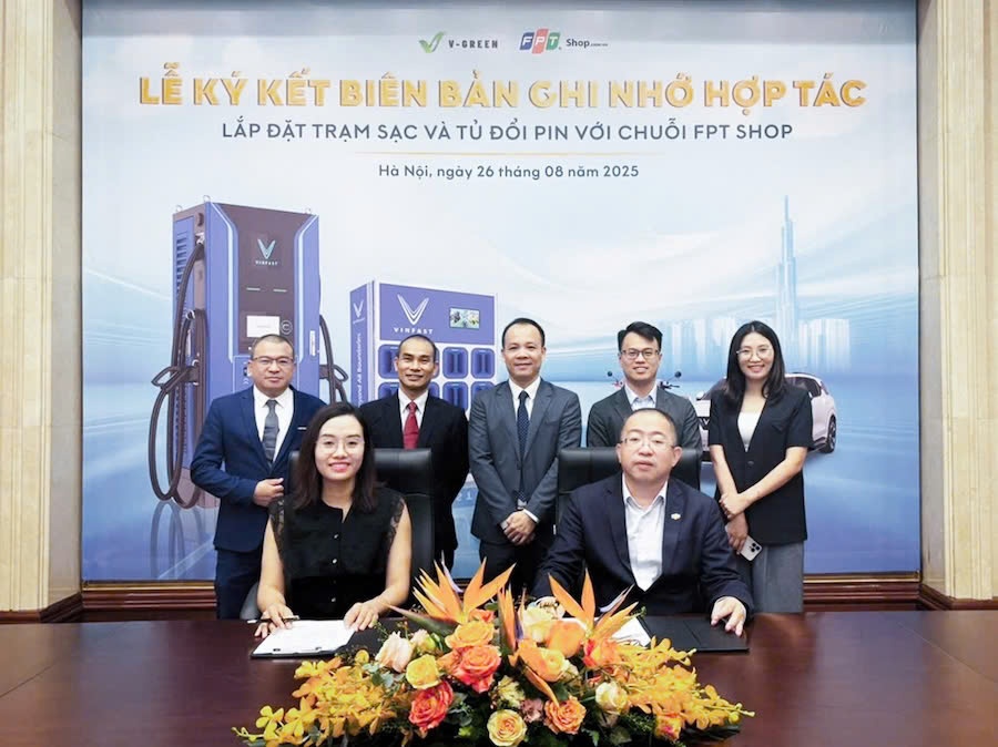V-Green của tỷ phú Phạm Nhật Vượng biến hệ thống cửa hàng FPT Shop thành trạm sạc và đổi pin xe VinFast