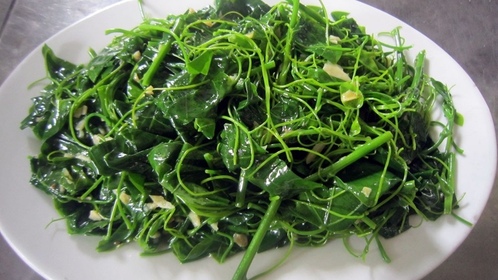 Thứ rau dại có tên 'bốc mùi', dễ bị nhầm với rau su su, là đặc sản được dân phố săn lùng