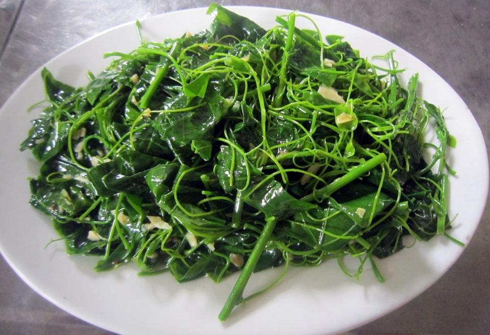 Thứ rau dại có tên 'bốc mùi', dễ bị nhầm với rau su su, là đặc sản được dân phố săn lùng