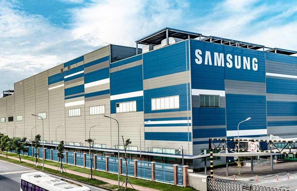 Thủ tướng Phạm Minh Chính vừa ký tặng biển chiếc điện thoại thứ 2 tỷ của Samsung sản xuất tại Việt Nam