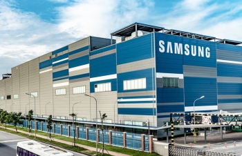 Thủ tướng Phạm Minh Chính vừa ký tặng biển chiếc điện thoại thứ 2 tỷ của Samsung sản xuất tại Việt Nam