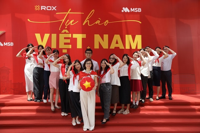 ROX Tower rực rỡ cờ hoa, lan tỏa tinh thần tự hào Việt Nam