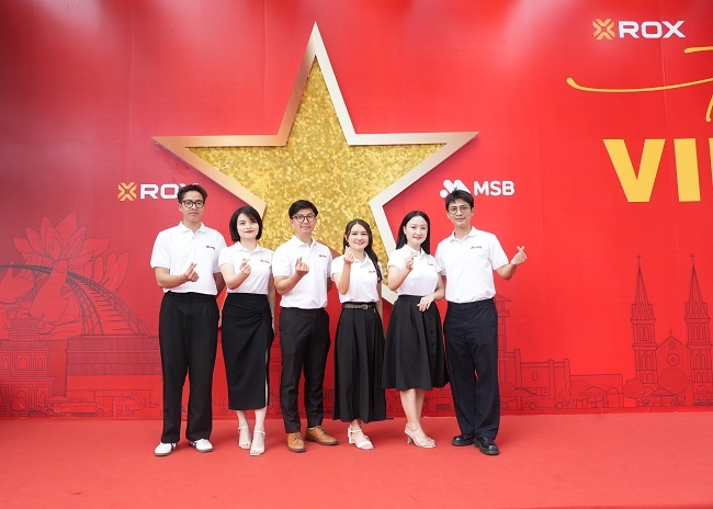 ROX Tower rực rỡ cờ hoa, lan tỏa tinh thần tự hào Việt Nam