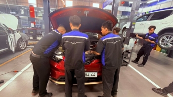 Mua VinFast VF 8 và bị gặp sự cố đèn, chủ xe tuyên bố thẳng về chế độ bảo hành của hãng, cách phục vụ của nhân viên