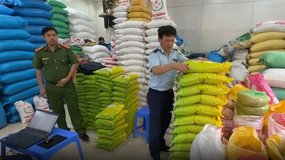 Công an Hà Nội tìm người mua gạo ST25 'Ông Cua' giả tại 2 cửa hàng ở phường Xuân Đỉnh, Hà Nội