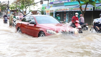 Mẹo lái xe qua vùng ngập được cánh tài xế truyền tai nhau này hóa ra là một 'pha tự hủy'