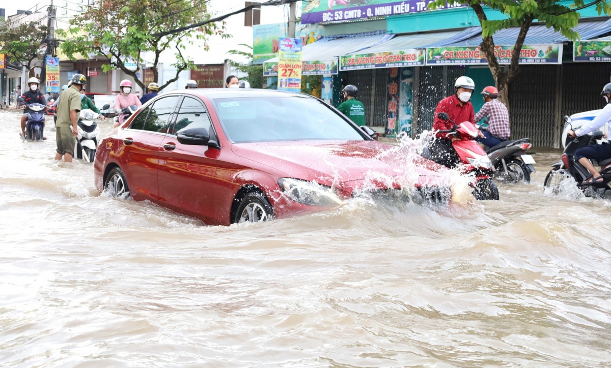 Mẹo lái xe qua vùng ngập được cánh tài xế truyền tai nhau này hóa ra là một 'pha tự hủy'