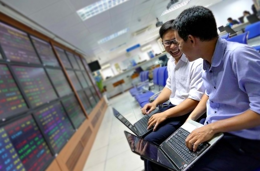 VN-Index hướng mốc 1.700 điểm, hai nhóm đầu tư vừa chi hơn 20.000 tỷ đồng gom cổ phiếu