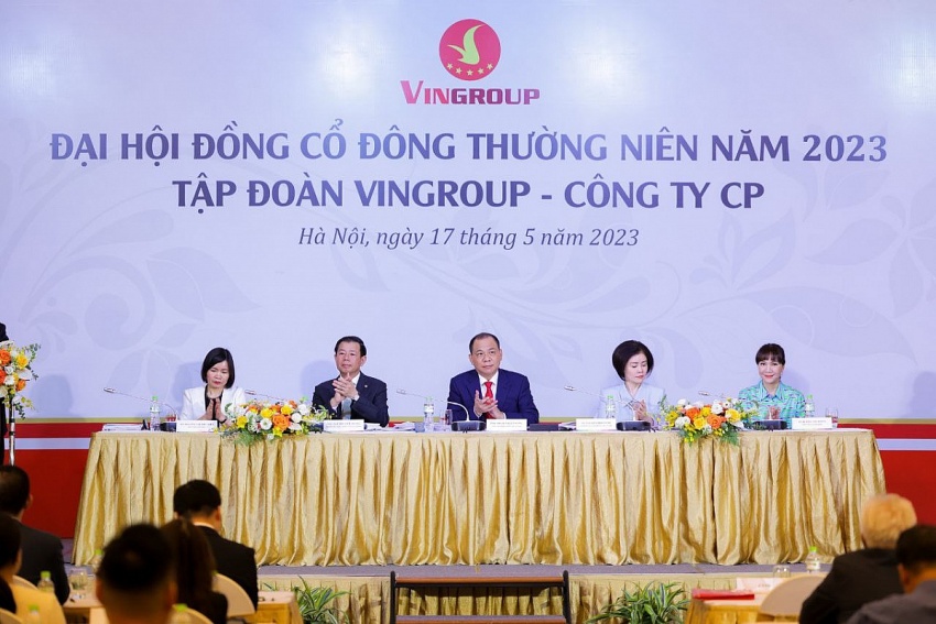 Trạm sạc xe điện: Grab đề xuất dùng chung, Vingroup (VIC) tính toán khác