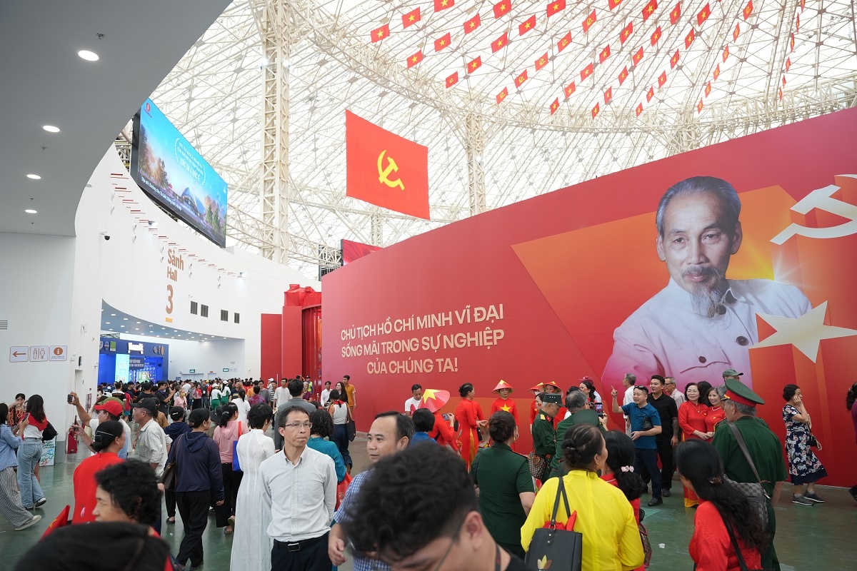 Kỷ lục chưa từng có: Hơn 230.000 khách đổ về 'siêu triển lãm' thành tựu đất nước trong ngày khai mạc