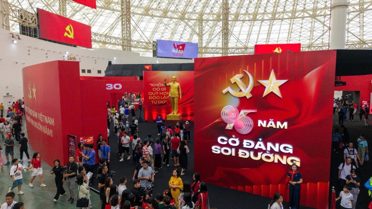 Kỷ lục chưa từng có: Hơn 230.000 khách đổ về 'siêu triển lãm' thành tựu đất nước trong ngày khai mạc