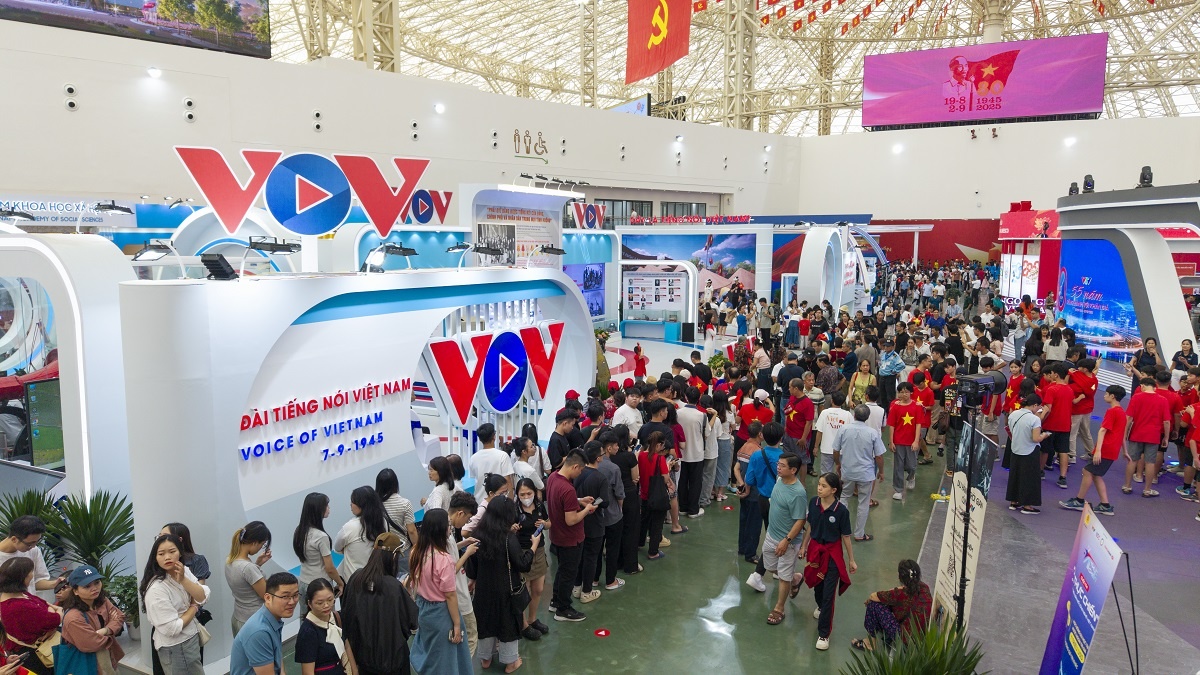 Kỷ lục chưa từng có: Hơn 230.000 khách đổ về 'siêu triển lãm' thành tựu đất nước trong ngày khai mạc