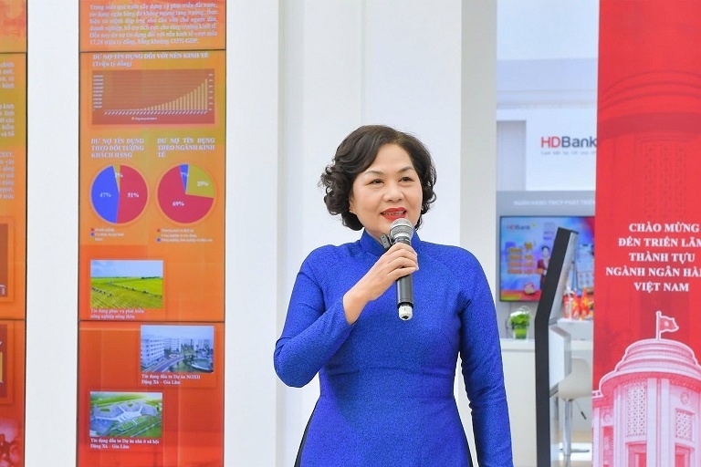 Thống đốc NHNN Nguyễn Thị Hồng tặng quà cho người dân tại Triển lãm thành tựu Đất nước