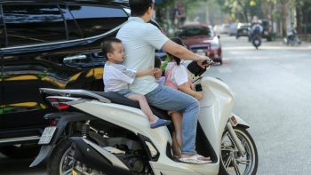 Quy định mới nhất về vị trí ngồi của trẻ em khi đi xe máy, phụ huynh phải biết tránh bị phạt lên tới 10 triệu