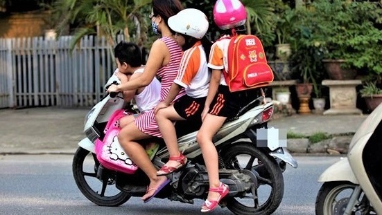 Quy định mới nhất về vị trí ngồi của trẻ em khi đi xe máy, phụ huynh phải biết tránh bị phạt lên tới 10 triệu