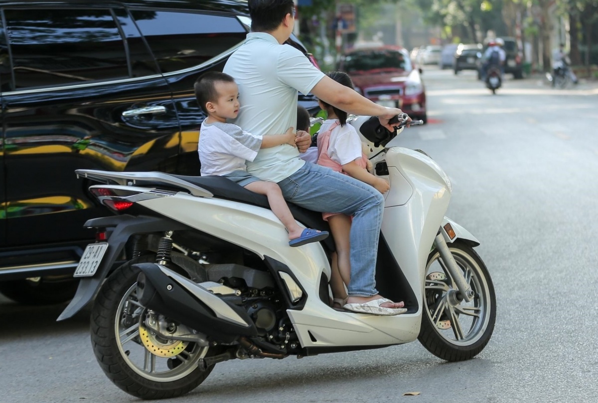 Quy định mới nhất về vị trí ngồi của trẻ em khi đi xe máy, phụ huynh phải biết tránh bị phạt lên tới 10 triệu