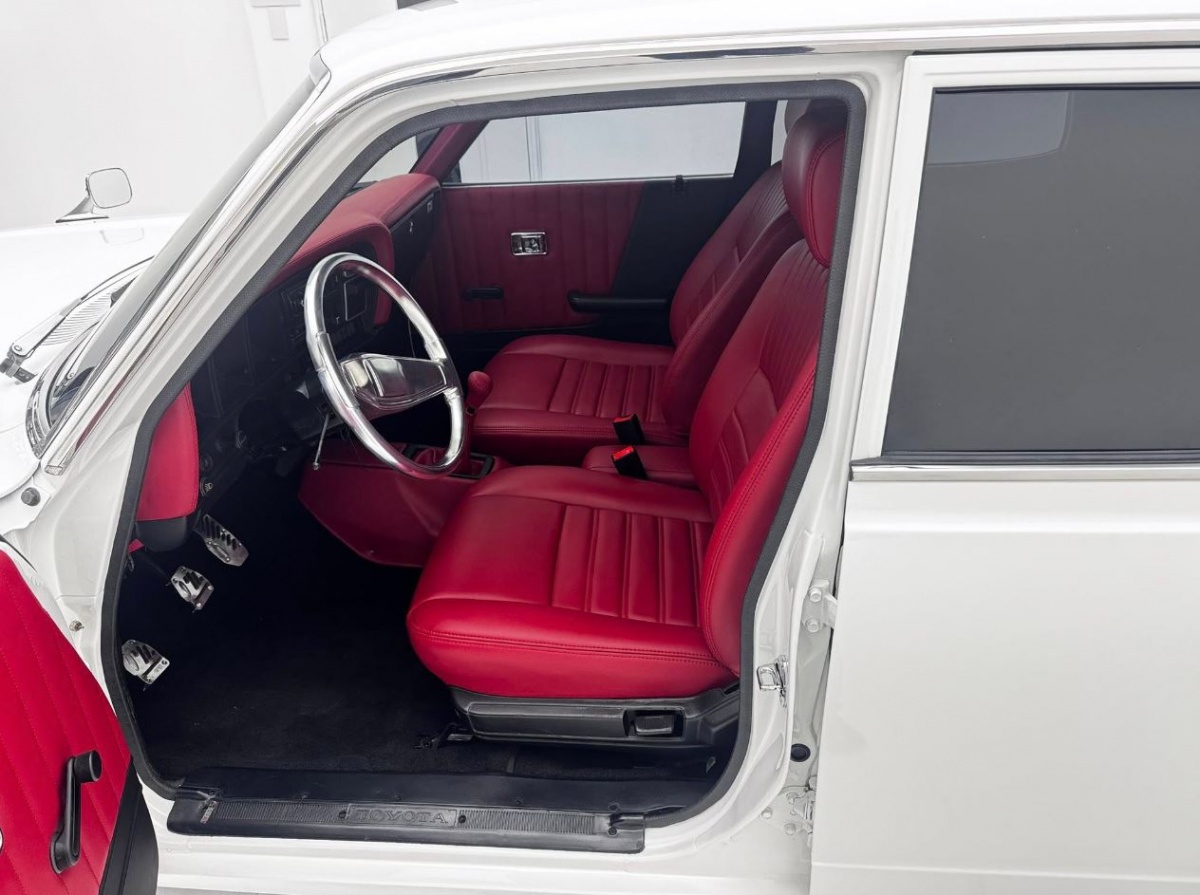 Vua cà phê Đặng Lê Nguyên Vũ đưa ô tô Toyota Crown 50 tuổi đi phục chế: Xưởng độ mất 3 tháng cho ra tác phẩm như mới xuất xưởng, 2 chiếc đang xếp hàng