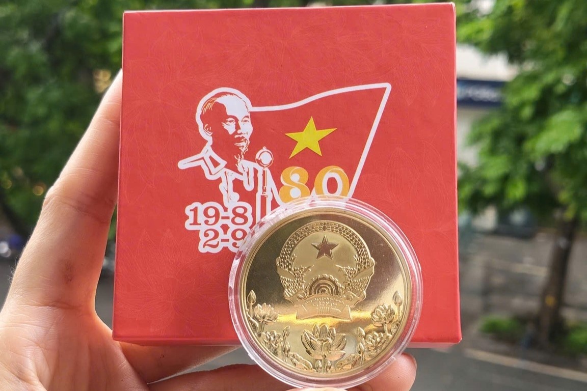 Đồng xu A80 ‘Tự hào Việt Nam’ gây sốt liên tục ‘cháy hàng’, hàng nghìn người xếp hàng tìm mua