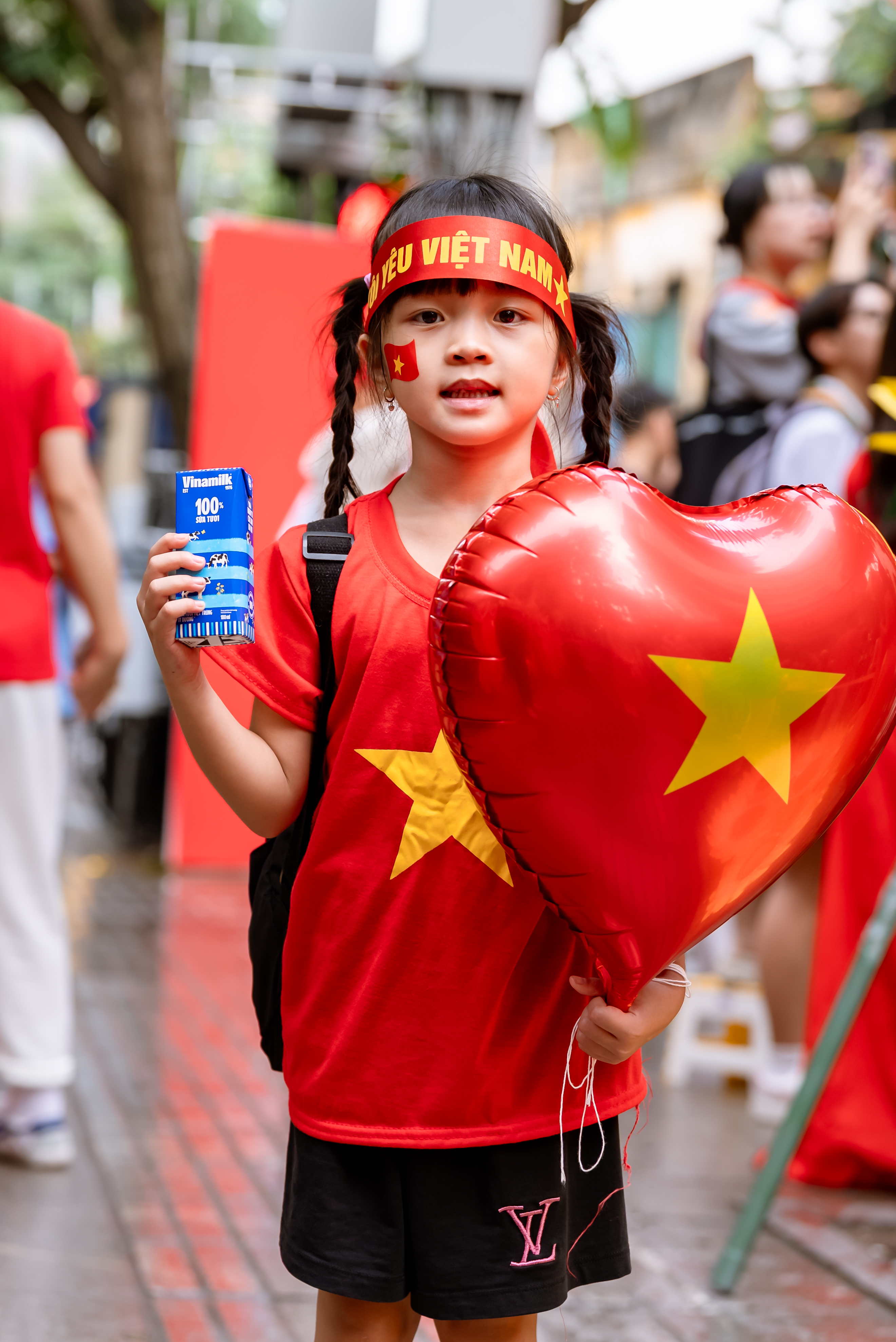 Những mầm non tham gia ngày hội lớn của dân tộc.  Những chủ nhân tương lai của đất nước đang được chăm sóc đủ đầy, bằng dinh dưỡng  và tri thức; bằng tình yêu, sự gìn giữ và niềm tin của cả một dân tộc dành cho  tương lai. (Ảnh: Vi Nam).