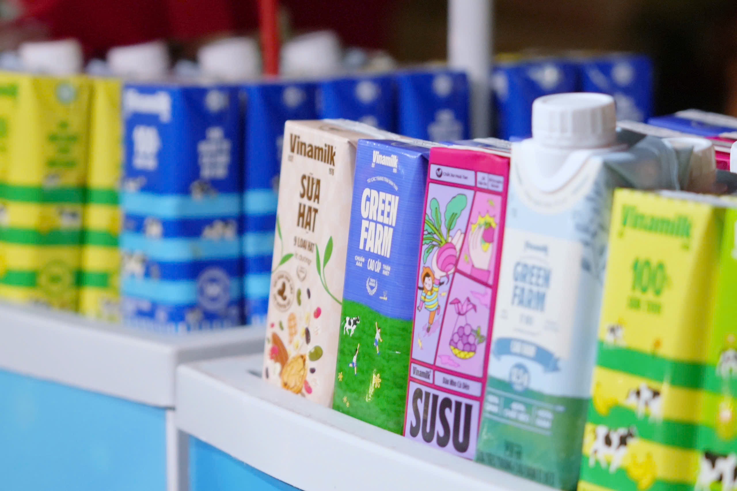 Gần 1 triệu sản phẩm dinh dưỡng quen thuộc của  Vinamilk – từ sữa tươi tiệt trùng, sữa hạt đến nước trái cây, nước dừa tươi, nước  đóng chai – được chuẩn bị kỹ lưỡng, trao đi bằng cả sự trân trọng. (Ảnh: Vi Nam).