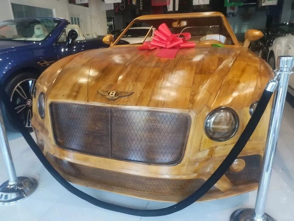 Giật mình với giá bán của chiếc xe sang Bentley Continental GT làm 100% bằng gỗ, đắt ngang xe thật