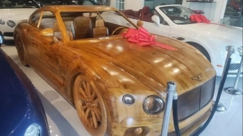 Giật mình với giá bán của chiếc xe sang Bentley Continental GT làm 100% bằng gỗ, đắt ngang xe thật