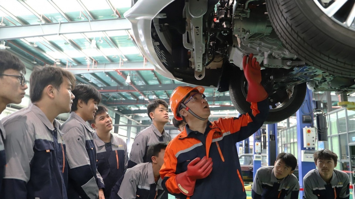 Báo động ngành ô tô điện Trung Quốc: Thiếu hơn 1 triệu thợ, 75% thợ không đủ tiêu chuẩn, số gara sửa xe điện chỉ bằng 1/20 xe xăng
