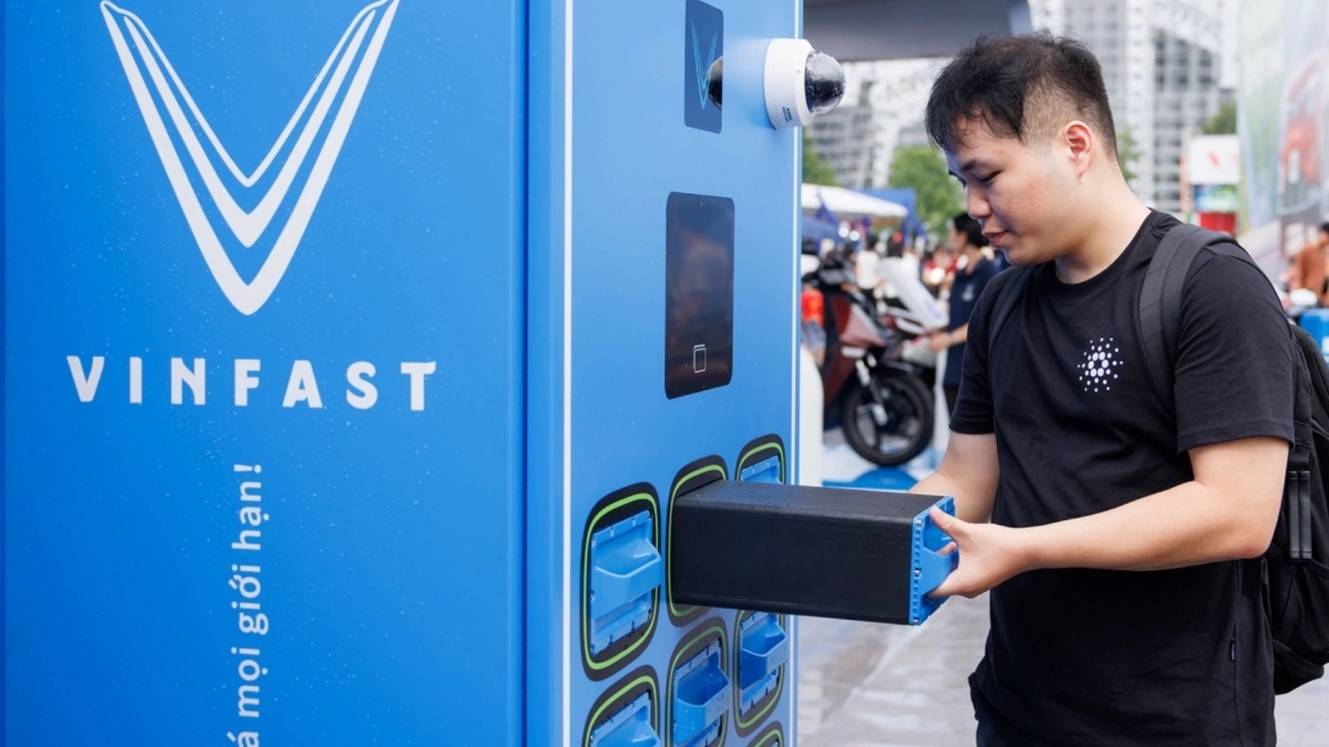Hạ tầng xe điện mở rộng: V-Green nhượng quyền tủ đổi pin VinFast, cam kết lợi nhuận tối thiểu 15%/năm