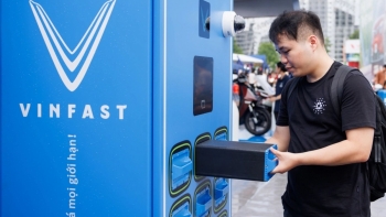 Hạ tầng xe điện mở rộng: V-Green nhượng quyền tủ đổi pin VinFast, cam kết lợi nhuận tối thiểu 15%/năm