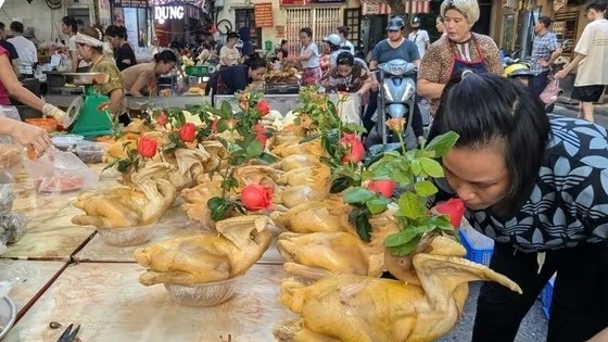 Khu chợ bán gà ngậm hoa hồng, chim quay vàng ruộm giữa lòng Hà Nội cháy hàng trước Rằm tháng 7