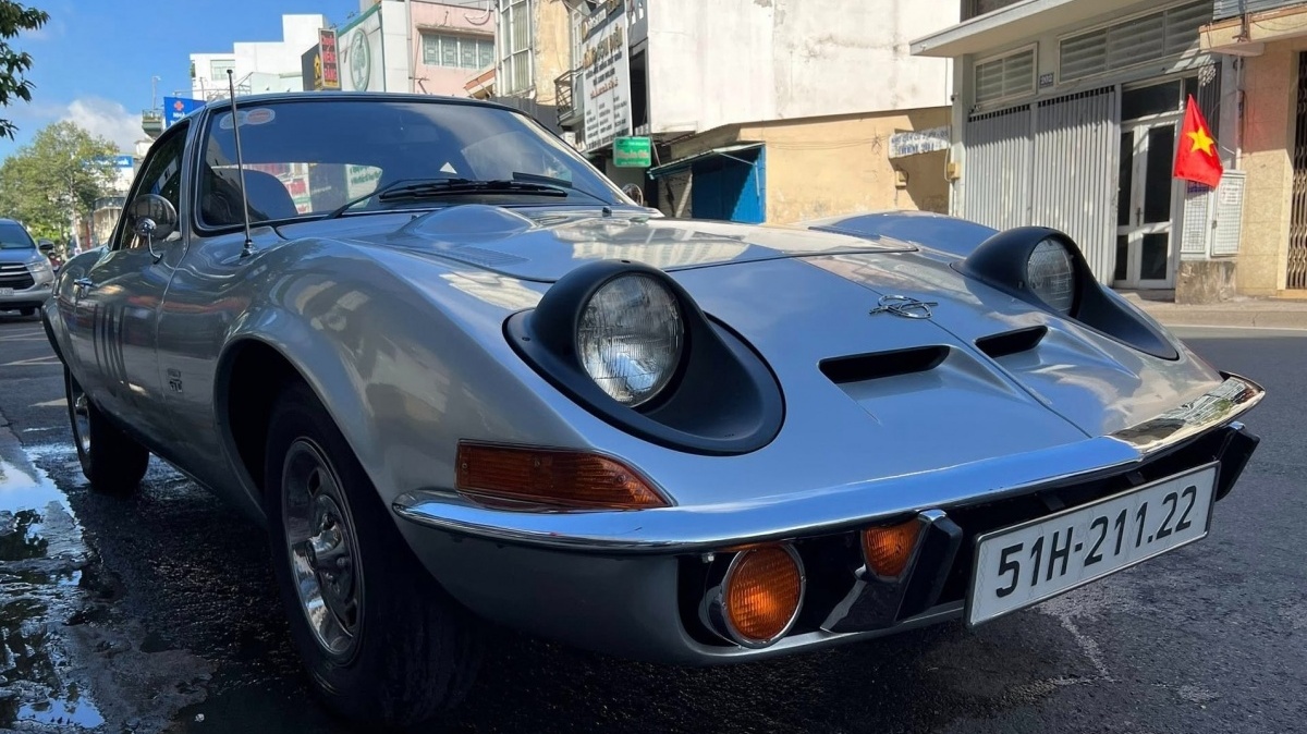 Ông Đặng Lê Nguyên Vũ đưa mẫu Opel GT ra mắt cách đây hơn 50 năm xuống phố: Màu bạc, không cốp và có chi tiết trở thành tâm điểm
