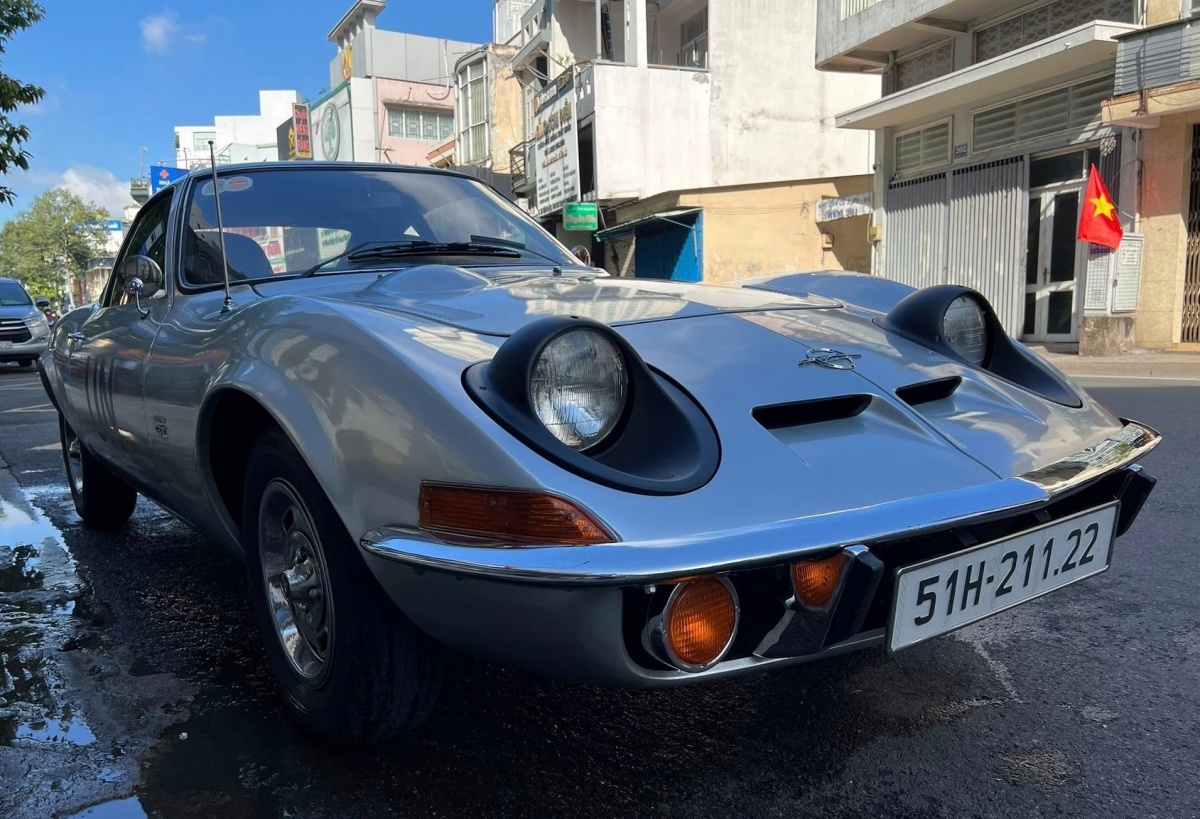 Ông Đặng Lê Nguyên Vũ đưa mẫu Opel GT ra mắt cách đây hơn 50 năm xuống phố: Màu bạc, không cốp và có chi tiết trở thành tâm điểm