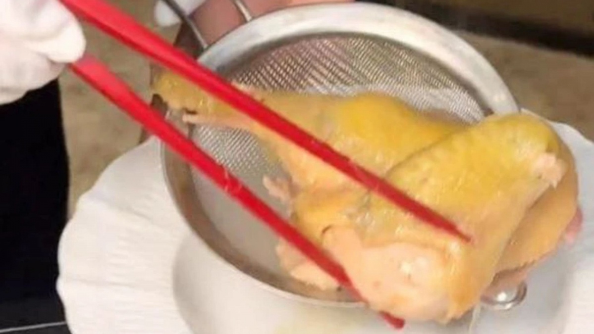 Bữa ăn với nửa con gà, khách hàng phải trả hơn 7 triệu đồng: Phía nhà hàng giải thích vì ‘nước dùng giàu collagen’
