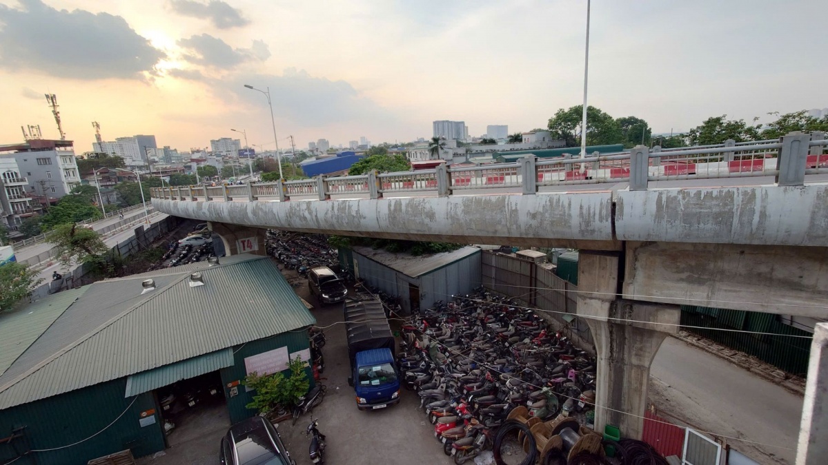Sau hỏa hoạn gầm cầu Vĩnh Tuy vẫn bạt ngàn xe máy