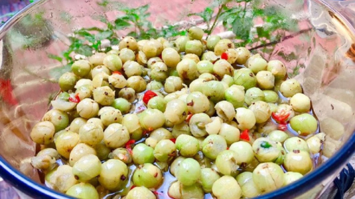 Quả dại từng rụng đầy gốc chẳng ai thèm, nay nhặt về chế biến thành đặc sản được săn lùng, giá bán hơn nửa triệu đồng/kg
