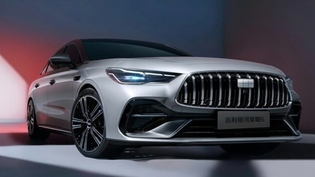 Hãng xe Chi Pu làm đại sứ tung sedan hybrid ngoại hình long lanh như Mercedes, chỉ 'uống 2 lít xăng/100 km'