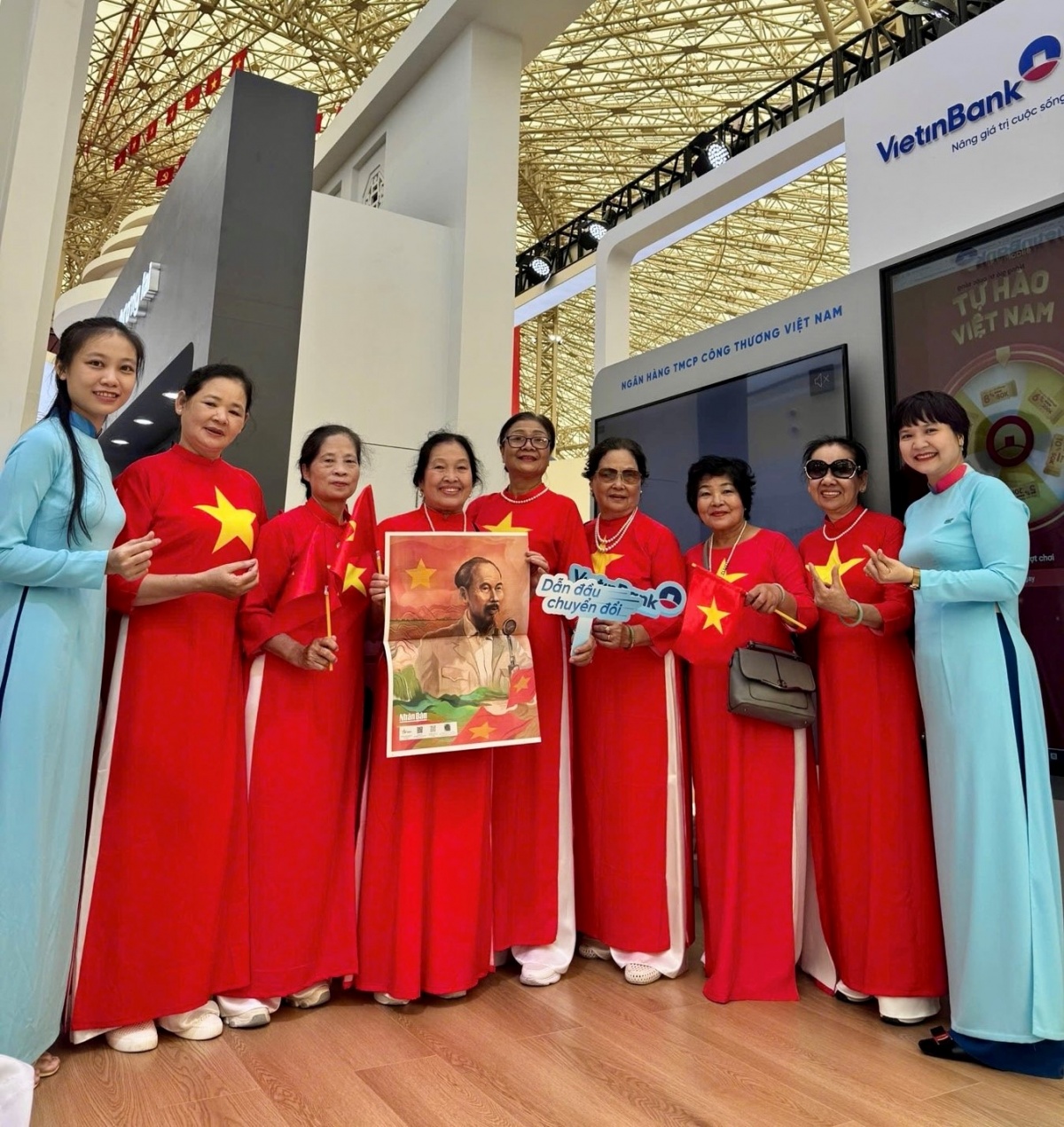 Nhận quà khi check-in gian hàng VietinBank tại Triển lãm thành tựu đất nước