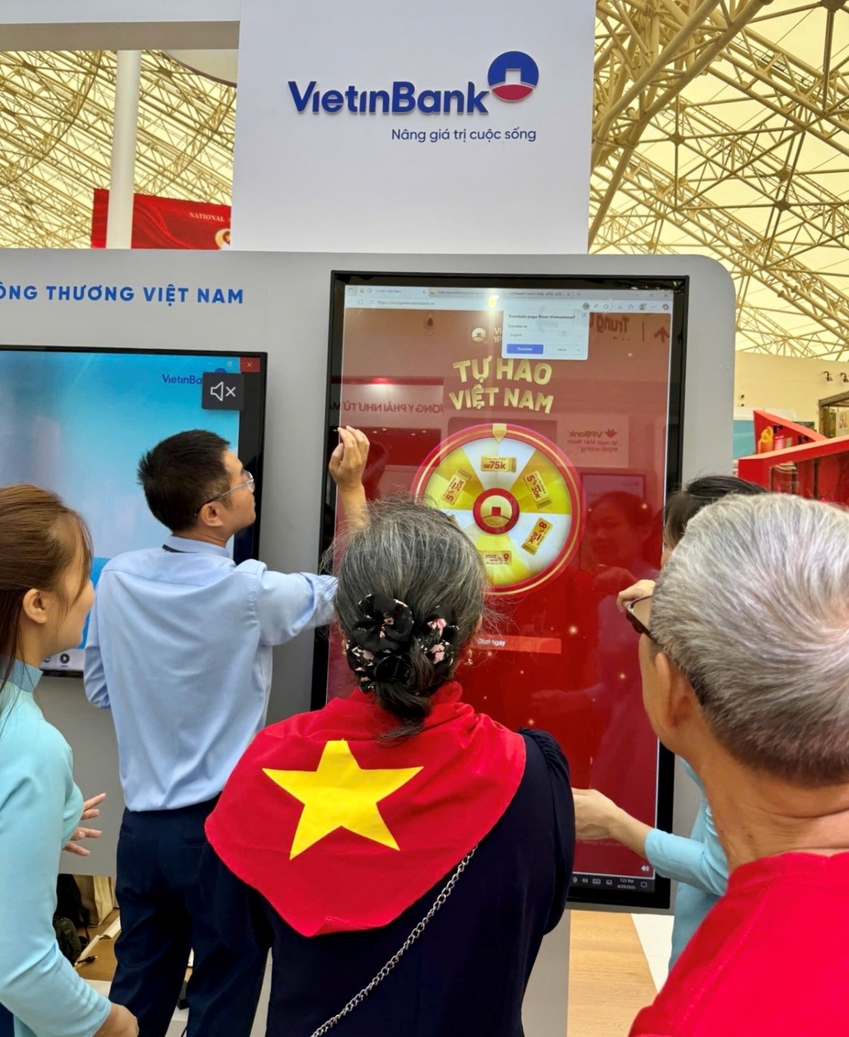 Nhận quà khi check-in gian hàng VietinBank tại Triển lãm thành tựu đất nước