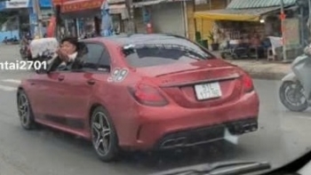 Truy tìm tài xế Mercedes lạng lách, tạt đầu rồi nhoài người chửi tài xế xe tải
